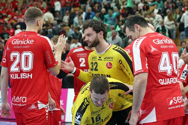 08.03.2026, xovx, Handball Daikin Handball Bundesliga, HSG Wetzlar - MT Melsungen Die Spieler der Trainer Roberto Garcia Parrondo (MT Melsungen) Melsungen bejubeln den 38:32 Sieg im Hessenderby in Wetzlar Wetzlar Buderus-Arena Hessen Deutschland (DE)