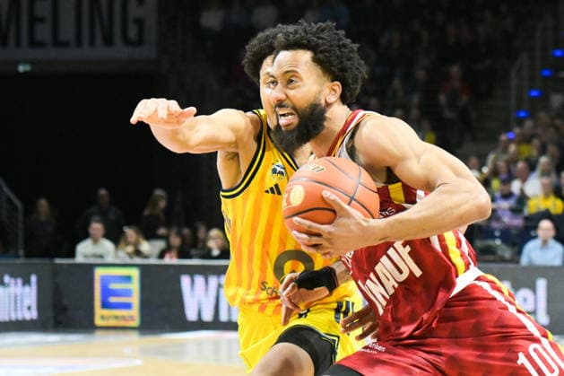 08.03.2026, xlakx, Basketball easyCredit BBL Bundesliga, Alba Berlin - Fitness First Würzburg Baskets v.l. Jack Kayil (Alba Berlin), Davion Mintz (Würzburg Baskets) Zweikampf, Duell, Kampf, tackle Berlin