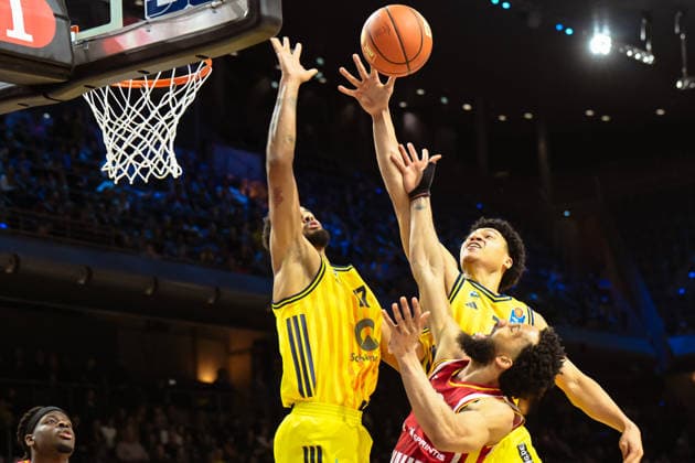 08.03.2026, xlakx, Basketball easyCredit BBL Bundesliga, Alba Berlin - Fitness First Würzburg Baskets v.l. Norris Agbakoko (Alba Berlin), Davion Mintz (Würzburg Baskets), Jack Kayil (Alba Berlin) setzt zum Korbwurf an Berlin
