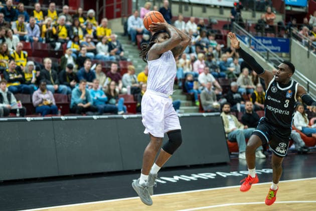 Traveon Buchanan (MHP RIESEN Ludwigsburg, 02), Osaro Rich Igbineweka (Veolia Towers Hamburg, 03), GER, MHP Riesen vs. Veolia Towers Hamburg, Basketball Bundesliga, easycredit BBL, 23. Spieltag, Spielzeit 2025 2026, 08.03.2026, GER, MHP Riesen vs. Veolia Towers Hamburg, Basketball Bundesliga, easycredit BBL, 23. Spieltag, Spielzeit 2025 2026, 08.03.2026 Ludwigsburg Copyright: xEibner-Pressefoto SaschaxWaltherx EP_EER