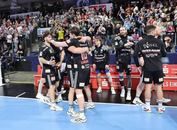 08.03.2026 - Handball - 1. Bundesliga DAIKIN HBL - Saison 2025 2026 - 24. Spieltag: HC Erlangen Metropolregion Nürnberg HCE - GWD Minden - DaMa - xdaxmax - Jubel Freude nach Spielende - Mannschaft Team des HC Erlangen HCE klatscht ab freut sich Freude