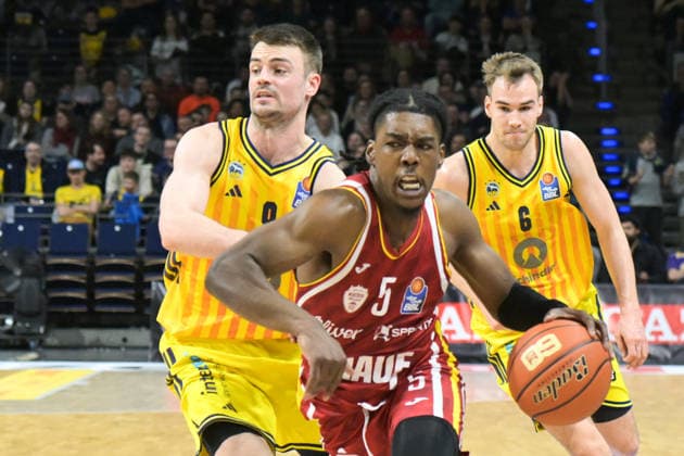 08.03.2026, xlakx, Basketball easyCredit BBL Bundesliga, Alba Berlin - Fitness First Würzburg Baskets v.l. Jonas Mattisseck (Alba Berlin), Marcus Carr (Würzburg Baskets), Malte Delow (Alba Berlin) Zweikampf, Duell, Kampf, tackle Berlin