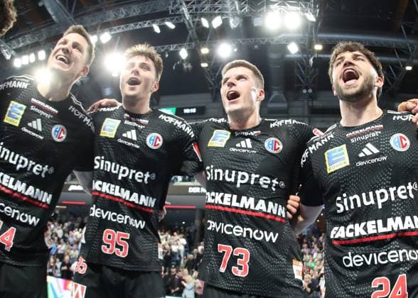 08.03.2026 - Handball - 1. Bundesliga DAIKIN HBL - Saison 2025 2026 - 24. Spieltag: HC Erlangen Metropolregion Nürnberg HCE - GWD Minden - DaMa - xdaxmax - Jubel Freude nach Spielende - Mannschaft Team des HC Erlangen HCE klatscht ab freut sich Freude - Christoph Steinert ( 44, HC Erlangen HCE ) Tim Gömmel Goemmel (95, HC Erlangen HCE ) Viggo Kristjansson (73, HC Erlangen HCE ) Hans Lukas Willax (24, HC Erlangen HCE )