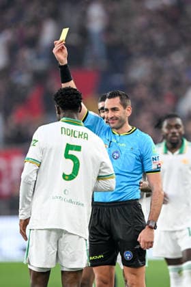 the referee gives a yellow card to RomaÕs Evan Ndicka during the Serie A soccer match between Genoa and Roma at the Luigi Ferraris Stadium in Genoa, Italy - Sunday, March 08, 2026. - Soccer .  Copyright: xTanoxPecoraro LaPressex