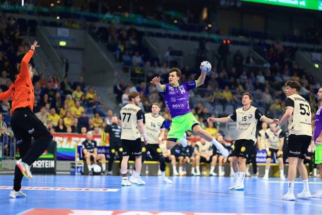 Szene mit Gino Steenaerts (14; Rhein Neckar Löwen), Jannik Kohlbacher (80; Rhein Neckar Löwen), Sören Steinhaus (53; Bergischer HC), Lars Kooij (15; Bergischer HC) und 28; Bergischer HC Szene mit Gino Steenaerts (14; Rhein Neckar Löwen) und Jannik Kohlbacher (80; Rhein Neckar Löwen)