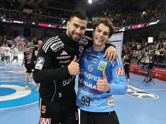 08.03.2026 - Handball - 1. Bundesliga DAIKIN HBL - Saison 2025 2026 - 24. Spieltag: HC Erlangen Metropolregion Nürnberg HCE - GWD Minden - DaMa - xdaxmax - Jubel Freude nach Spielende - Mannschaft Team des HC Erlangen HCE freut sich Freude - Jubelkette Jubelwelle -Milos Kos (5, HC Erlangen HCE ) Tin Herceg (99, HC Erlangen HCE ) zeigen Daumen hoch Daumen nach oben