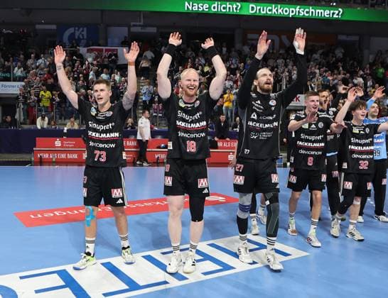 08.03.2026 - Handball - 1. Bundesliga DAIKIN HBL - Saison 2025 2026 - 24. Spieltag: HC Erlangen Metropolregion Nürnberg HCE - GWD Minden - DaMa - xdaxmax - Jubel Freude nach Spielende - Mannschaft Team des HC Erlangen HCE freut sich Freude - Jubelkette Jubelwelle - Viggo Kristjansson (73, HC Erlangen HCE ) Sebastian Firnhaber (18, HC Erlangen HCE ) Antonio Metzner (27, HC Erlangen HCE )