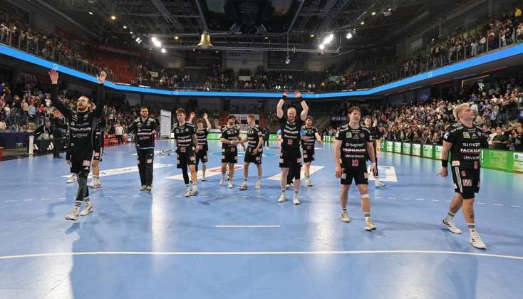 08.03.2026 - Handball - 1. Bundesliga DAIKIN HBL - Saison 2025 2026 - 24. Spieltag: HC Erlangen Metropolregion Nürnberg HCE - GWD Minden - DaMa - xdaxmax - Jubel Freude nach Spielende - Mannschaft Team des HC Erlangen HCE freut sich Freude - Jubelkette Jubelwelle -