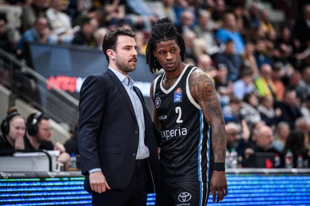 Benka Barloschky (Veolia Towers Hamburg, Headcoach) mit Leonard Thorpe Jr (Veolia Towers Hamburg, 02) GER, MHP Riesen Ludwigsburg - Veolia Towers Hamburg, Basketball Bundesliga, easycredit BBL, 23. Spieltag, Spielzeit 2025 2026, 08.03.2026 GER, MHP Riesen Ludwigsburg - Veolia Towers Hamburg, Basketball Bundesliga, easycredit BBL, 23. Spieltag, Spielzeit 2025 2026, 08.03.2026 Ludwigsburg Copyright: xSandyxDinkelackerx EP_SDR
