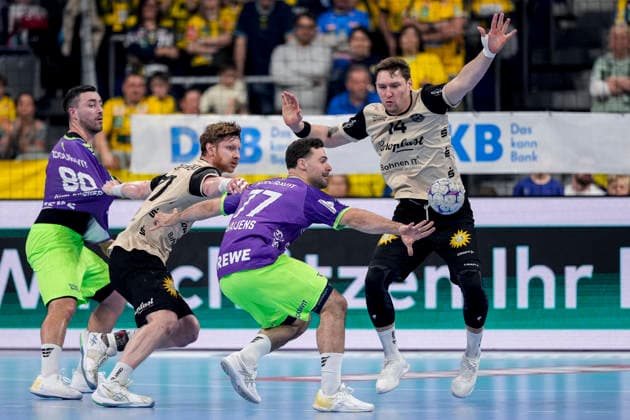 v.li.: Jannik Kohlbacher (RNL, 80), Johannes Wasielewski (BHC, 77), Dani Baijens (RNL, 77), Gerdas Babarskas (BHC, 14), Zweikampf, Spielszene, Duell, duel, tackle, tackling, Dynamik, Action, Aktion, 08.03.2026, Mannheim (Deutschland), Handball, Bundesliga, Rhein-Neckar Löwen - Bergischer HC