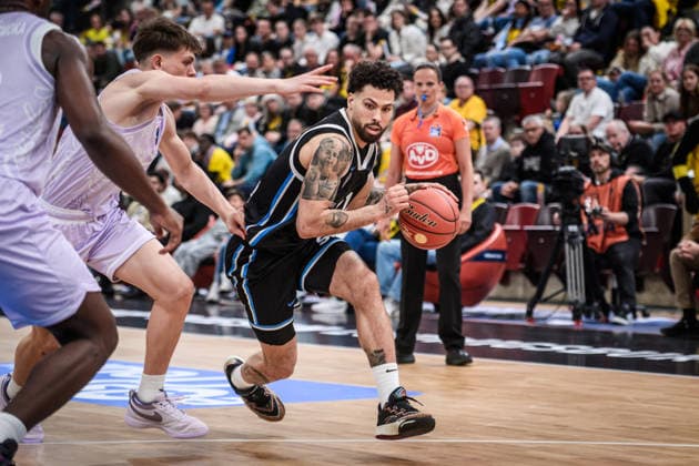 Devon Daniels IV (Veolia Towers Hamburg, 21) vs. Julis Baumer (MHP RIESEN Ludwigsburg, 37) GER, MHP Riesen Ludwigsburg - Veolia Towers Hamburg, Basketball Bundesliga, easycredit BBL, 23. Spieltag, Spielzeit 2025 2026, 08.03.2026 GER, MHP Riesen Ludwigsburg - Veolia Towers Hamburg, Basketball Bundesliga, easycredit BBL, 23. Spieltag, Spielzeit 2025 2026, 08.03.2026 Ludwigsburg Copyright: xSandyxDinkelackerx EP_SDR