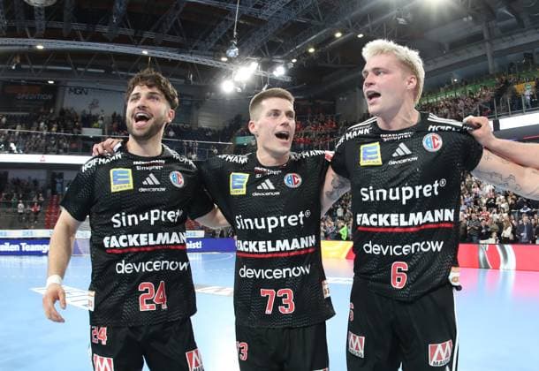 08.03.2026 - Handball - 1. Bundesliga DAIKIN HBL - Saison 2025 2026 - 24. Spieltag: HC Erlangen Metropolregion Nürnberg HCE - GWD Minden - DaMa - xdaxmax - Jubel Freude nach Spielende - Mannschaft Team des HC Erlangen HCE klatscht ab freut sich Freude - Hans Lukas Willax (24, HC Erlangen HCE ) Viggo Kristjansson (73, HC Erlangen HCE ) Marek Nissen (6, HC Erlangen HCE )