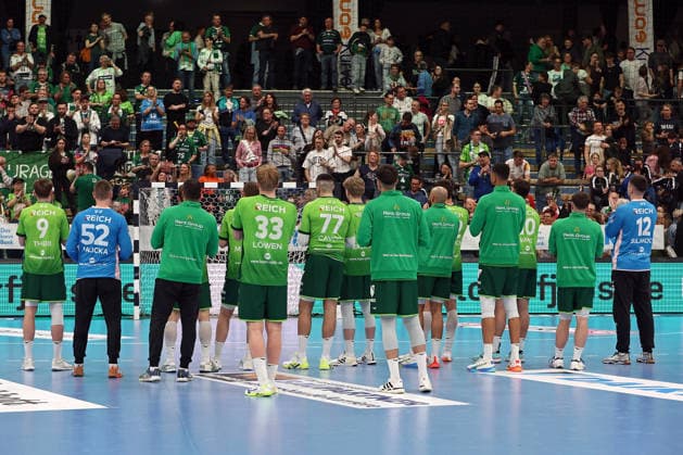 08.03.2026, xovx, Handball Daikin Handball Bundesliga, HSG Wetzlar - MT Melsungen Die Spieler der HSG Wetzlar stehen nach der 32:38 Niederlage im Hessenderby gegen die MT Melsungen vor den verbliebenen Fans nach Spielende Wetzlar Buderus-Arena Hessen Deutschland (DE)