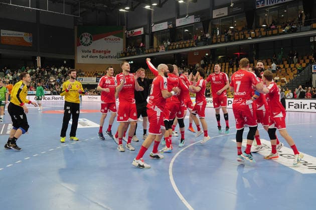 08.03.2026, xovx, Handball Daikin Handball Bundesliga, HSG Wetzlar - MT Melsungen Die Spieler der MT Melsungen bejubeln mit den Fans den 38:32 Sieg im Hessenderby bei der HSG Wetzlar Wetzlar Buderus-Arena Hessen Deutschland (DE)