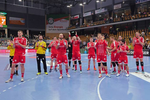 08.03.2026, xovx, Handball Daikin Handball Bundesliga, HSG Wetzlar - MT Melsungen Die Spieler der MT Melsungen bejubeln mit den Fans den 38:32 Sieg im Hessenderby bei der HSG Wetzlar Wetzlar Buderus-Arena Hessen Deutschland (DE)