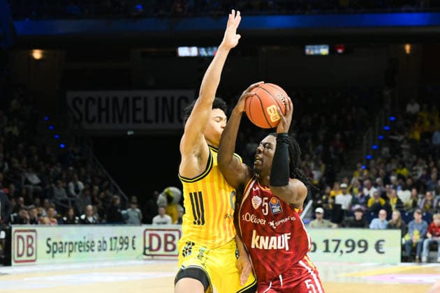 08.03.2026, xlakx, Basketball easyCredit BBL Bundesliga, Alba Berlin - Fitness First Würzburg Baskets v.l. Jack Kayil (Alba Berlin), Marcus Carr (Würzburg Baskets) Zweikampf, Duell, Kampf, tackle Berlin