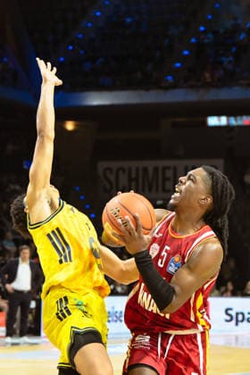08.03.2026, xlakx, Basketball easyCredit BBL Bundesliga, Alba Berlin - Fitness First Würzburg Baskets v.l. Jack Kayil (Alba Berlin), Marcus Carr (Würzburg Baskets) Zweikampf, Duell, Kampf, tackle Berlin