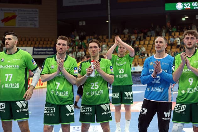 08.03.2026, xovx, Handball Daikin Handball Bundesliga, HSG Wetzlar - MT Melsungen Lange Gesichter nach der Niederlage gegen die MT Melsungen bei v.l. Stefan Cavor (HSG Wetzlar), Dominik Mappes (HSG Wetzlar), Justin Müller (HSG Wetzlar), Georg Löwen (HSG Wetzlar), Andreas Palicka (HSG Wetzlar) und Niklas Theiß (HSG Wetzlar) Wetzlar Buderus-Arena Hessen Deutschland (DE)