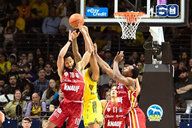 08.03.2026, xlakx, Basketball easyCredit BBL Bundesliga, Alba Berlin - Fitness First Würzburg Baskets v.l. Davion Mintz (Würzburg Baskets), J Wan Roberts (Alba Berlin) Zweikampf, Duell, Kampf, tackle Berlin