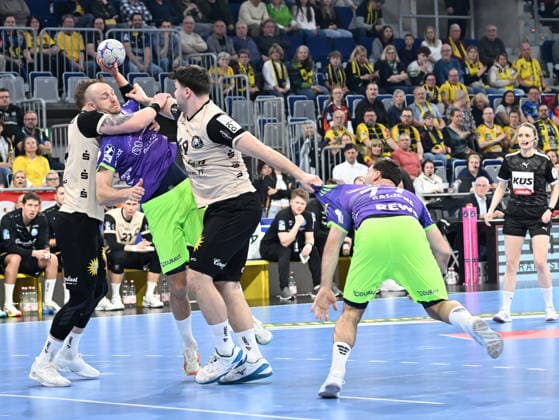 HBL-Handball-Bundesliga - Saison 2025 26 Mannheim SAP-Arena 08.03.2026 Rhein-Neckar-Löwen (rnl) - Bergischer HC (bhc) Lukas SANDELL (Rhein-Neckar-Löwen), mi, Aron SEESING (bhc), re HBL-Handball-Bundesliga