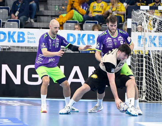 HBL-Handball-Bundesliga - Saison 2025 26 Mannheim SAP-Arena 08.03.2026 Rhein-Neckar-Löwen (rnl) - Bergischer HC (bhc) Aron SEESING (bhs), vorne - Lukas SANDELL (Rhein-Neckar-Löwen), li, Steven Plucnar JACOBSEN (Rhein-Neckar-Löwen), re HBL-Handball-Bundesliga