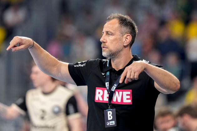 Maik Machulla (Trainer, Cheftrainer, RNL), gibt Anweisungen, gestikuliert, mit den Armen gestikulieren, Einzelbild, Einzelfoto, Aktion, Action, 08.03.2026, Mannheim (Deutschland), Handball, Bundesliga, Rhein-Neckar Löwen - Bergischer HC