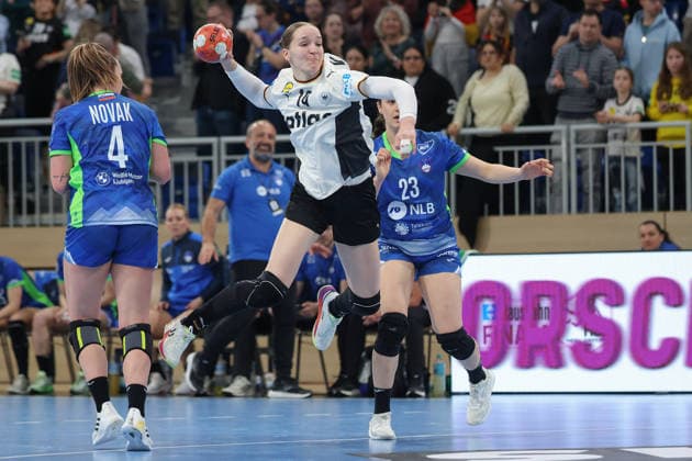 Deutschland - Slowenien, Handball-EM-Qualifikation der Frauen Nieke Kühne (Deutschland, 19) gegen Erin Novak (Slowenien, 4) und Azra Zulic (Slowenien, 23). Handball-EM-Qualifikationsspiel der Frauen zwischen Deutschland und Slowenien am 8. März im SNP dome Heidelberg., Heidelberg Baden-Württemberg Deutschland SNP dome