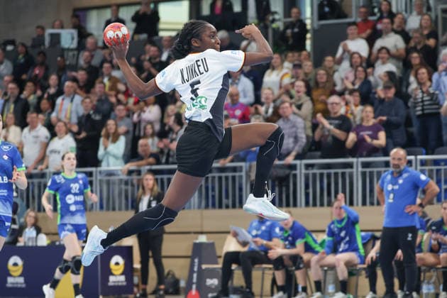 Deutschland - Slowenien, Handball-EM-Qualifikation der Frauen Farrelle Njinkeu (Deutschland, 5). Handball-EM-Qualifikationsspiel der Frauen zwischen Deutschland und Slowenien am 8. März im SNP dome Heidelberg., Heidelberg Baden-Württemberg Deutschland SNP dome
