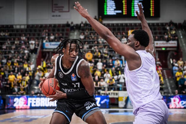 Devon Daniels IV (Veolia Towers Hamburg, 21) vs. Maxwell Dongmo Temoka (MHP RIESEN Ludwigsburg, 39) GER, MHP Riesen Ludwigsburg - Veolia Towers Hamburg, Basketball Bundesliga, easycredit BBL, 23. Spieltag, Spielzeit 2025 2026, 08.03.2026 GER, MHP Riesen Ludwigsburg - Veolia Towers Hamburg, Basketball Bundesliga, easycredit BBL, 23. Spieltag, Spielzeit 2025 2026, 08.03.2026 Ludwigsburg Copyright: xSandyxDinkelackerx EP_SDR