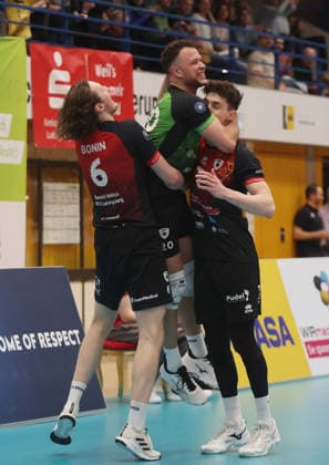 Ludwigsburg , 1. Bundesliga Volleyball Barock Volleys MTV Ludwigsburg vs. SWD powervolleys Düren , Jubel Ludwigsburg , von links: Ben-Simon Bonin Jeffrey Klok Tim Köpfli