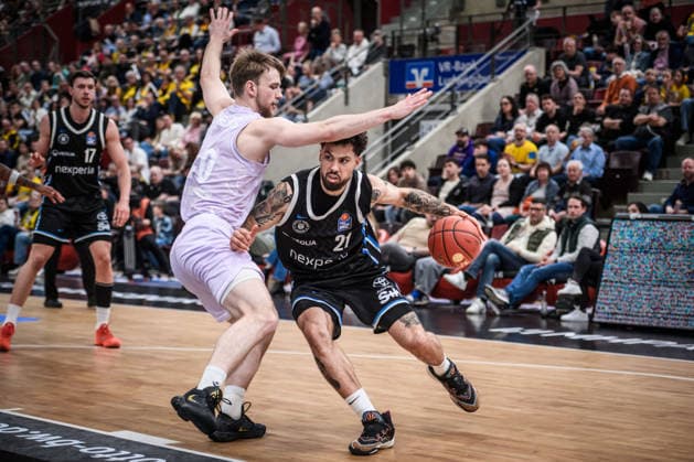 Devon Daniels IV (Veolia Towers Hamburg, 21) vs. Simon Feneberg (MHP RIESEN Ludwigsburg, 40) GER, MHP Riesen Ludwigsburg - Veolia Towers Hamburg, Basketball Bundesliga, easycredit BBL, 23. Spieltag, Spielzeit 2025 2026, 08.03.2026 GER, MHP Riesen Ludwigsburg - Veolia Towers Hamburg, Basketball Bundesliga, easycredit BBL, 23. Spieltag, Spielzeit 2025 2026, 08.03.2026 Ludwigsburg Copyright: xSandyxDinkelackerx EP_SDR