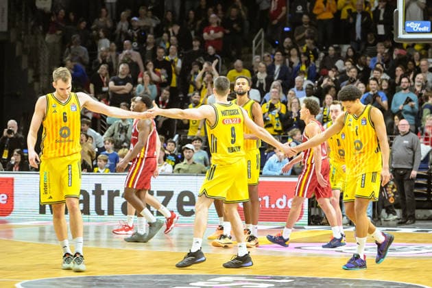 08.03.2026, xlakx, Basketball easyCredit BBL Bundesliga, Alba Berlin - Fitness First Würzburg Baskets v.l. Malte Delow (Alba Berlin), Jonas Mattisseck (Alba Berlin), Jack Kayil (Alba Berlin) Jubel ueber den Sieg Berlin