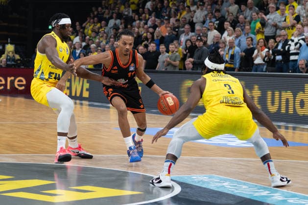 GER, Basketball, easy Credit- BBL, EWE Baskets Oldenburg vs Rasta Vechta 08.03.2026, EWE Arena, Oldenburg, GER, easy Credit-BBL, EWE Baskets Oldenburg vs Rasta Vechta, im Bild Alonzo VERGE JR. ( Rasta Vechta 11 ) Brain FOBBS ( EWE Baskets Oldenburg 4 ) Chris CLEMONS ( EWE Baskets Oldenburg 3 )