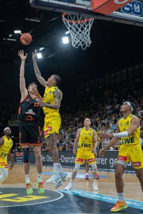 GER, Basketball, easy Credit- BBL, EWE Baskets Oldenburg vs Rasta Vechta 08.03.2026, EWE Arena, Oldenburg, GER, easy Credit-BBL, EWE Baskets Oldenburg vs Rasta Vechta, im Bild Tibor PLEIß PLEISS ( Rasta Vechta 22 ) Michale KYSER ( EWE Baskets Oldenburg 12 ) Nicholas TISCHLER ( EWE Baskets Oldenburg 11 )