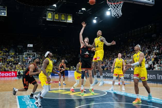 GER, Basketball, easy Credit- BBL, EWE Baskets Oldenburg vs Rasta Vechta 08.03.2026, EWE Arena, Oldenburg, GER, easy Credit-BBL, EWE Baskets Oldenburg vs Rasta Vechta, im Bild Tibor PLEIß PLEISS ( Rasta Vechta 22 ) Michale KYSER ( EWE Baskets Oldenburg 12 ) Nicholas TISCHLER ( EWE Baskets Oldenburg 11 )
