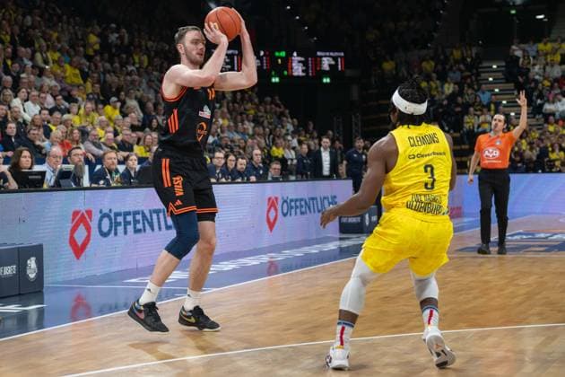 GER, Basketball, easy Credit- BBL, EWE Baskets Oldenburg vs Rasta Vechta 08.03.2026, EWE Arena, Oldenburg, GER, easy Credit-BBL, EWE Baskets Oldenburg vs Rasta Vechta, im Bild Philipp KERKENHOFF ( Rasta Vechta 14 ) Chris CLEMONS ( EWE Baskets Oldenburg 3 )