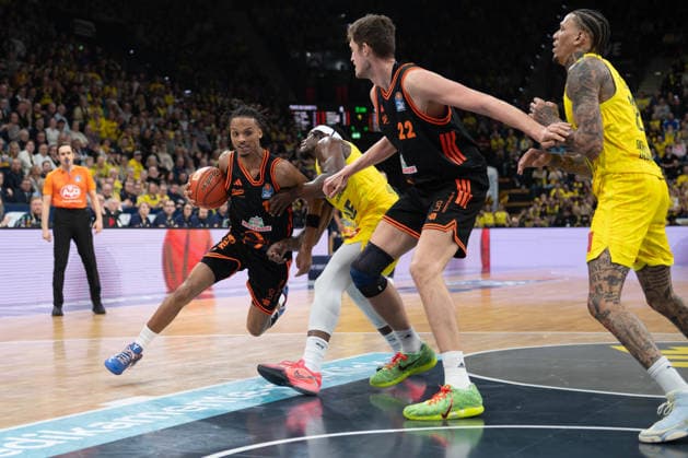 GER, Basketball, easy Credit- BBL, EWE Baskets Oldenburg vs Rasta Vechta 08.03.2026, EWE Arena, Oldenburg, GER, easy Credit-BBL, EWE Baskets Oldenburg vs Rasta Vechta, im Bild Alonzo VERGE JR. ( Rasta Vechta 11 ) Brain FOBBS ( EWE Baskets Oldenburg 4 ) Tibor PLEIß PLEISS ( Rasta Vechta 22 ) Michale KYSER ( EWE Baskets Oldenburg 12 )