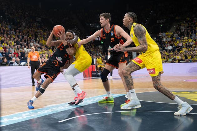 GER, Basketball, easy Credit- BBL, EWE Baskets Oldenburg vs Rasta Vechta 08.03.2026, EWE Arena, Oldenburg, GER, easy Credit-BBL, EWE Baskets Oldenburg vs Rasta Vechta, im Bild Alonzo VERGE JR. ( Rasta Vechta 11 ) Brain FOBBS ( EWE Baskets Oldenburg 4 ) Tibor PLEIß PLEISS ( Rasta Vechta 22 ) Michale KYSER ( EWE Baskets Oldenburg 12 )