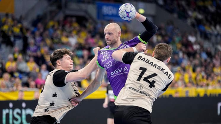 v.li.: Sören Steinhaus (BHC, 53), Lukas Sandell (RNL, 11), Gerdas Babarskas (BHC, 14), Zweikampf, Spielszene, Duell, duel, tackle, tackling, Dynamik, Action, Aktion, im lila Sondertrikot zum Weltfrauentag 2026, 08.03.2026, Mannheim (Deutschland), Handball, Bundesliga, Rhein-Neckar Löwen - Bergischer HC