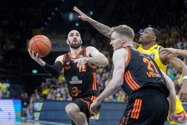 Oldenburg, Niedersachsen, DEU, 08.03.2026, Tommy Kuhse (links, Rasta Vechta), Lars Thiemann (Mitte, Rasta Vechta) und Kyle Lofton (rechts, EWE Baskets Oldenburg), EWE Baskets Oldenburg vs. Rasta Vechta. Basketball. 1. Basketball-Bundesliga Saison 2025 2026, 23. Spieltag, Grosse EWE Arena. EWE Baskets Oldenburg vs. Rasta Vechta