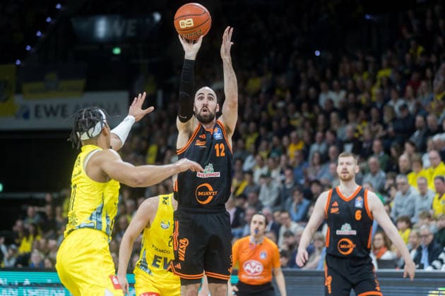 Oldenburg, Niedersachsen, DEU, 08.03.2026, Tommy Kuhse (Mitte, Rasta Vechta), Nicholas Tischler (links, EWE Baskets Oldenburg). EWE Baskets Oldenburg vs. Rasta Vechta. Basketball. 1. Basketball-Bundesliga Saison 2025 2026, 23. Spieltag, Grosse EWE Arena. EWE Baskets Oldenburg vs. Rasta Vechta
