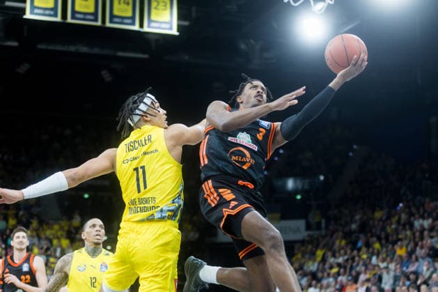Oldenburg, Niedersachsen, DEU, 08.03.2026, Malik Parsons (rechts, Rasta Vechta) und Nicholas Tischler (links, EWE Baskets Oldenburg), EWE Baskets Oldenburg vs. Rasta Vechta. Basketball. 1. Basketball-Bundesliga Saison 2025 2026, 23. Spieltag, Grosse EWE Arena. EWE Baskets Oldenburg vs. Rasta Vechta