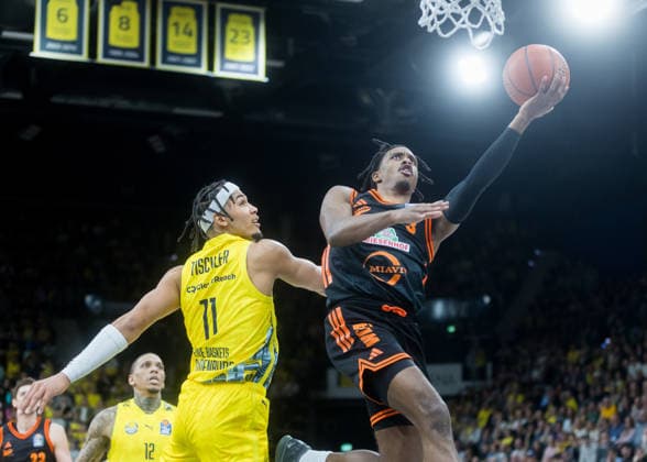Oldenburg, Niedersachsen, DEU, 08.03.2026, Malik Parsons (rechts, Rasta Vechta) und Nicholas Tischler (links, EWE Baskets Oldenburg), EWE Baskets Oldenburg vs. Rasta Vechta. Basketball. 1. Basketball-Bundesliga Saison 2025 2026, 23. Spieltag, Grosse EWE Arena. EWE Baskets Oldenburg vs. Rasta Vechta *** Oldenburg, Lower Saxony, DEU, 08 03 2026, Malik Parsons right, Rasta Vechta and Nicholas Tischler left, EWE Baskets Oldenburg , EWE Baskets Oldenburg vs Rasta Vechta Basketball 1 Basketball Bundesliga Season 2025 2026, Matchday 23, Grosse EWE Arena EWE Baskets Oldenburg vs Rasta Vechta www.andreas-burmann.de