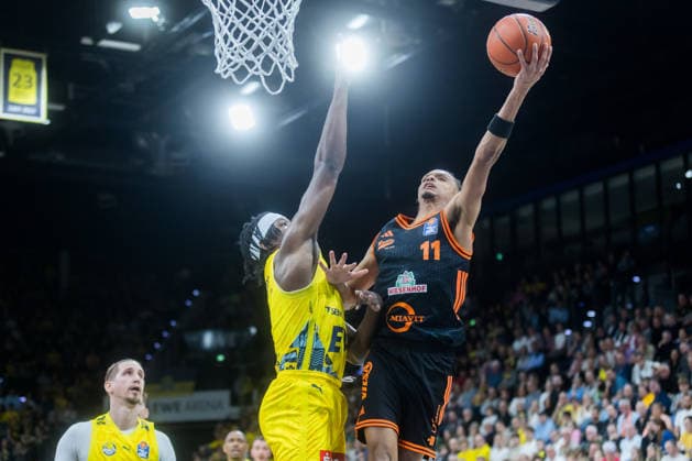 Oldenburg, Niedersachsen, DEU, 08.03.2026, Alonzo Verge Jr. (rechts, Rasta Vechta), Christopher Clemons (links, EWE Baskets Oldenburg). EWE Baskets Oldenburg vs. Rasta Vechta. Basketball. 1. Basketball-Bundesliga Saison 2025 2026, 23. Spieltag, Grosse EWE Arena. EWE Baskets Oldenburg vs. Rasta Vechta
