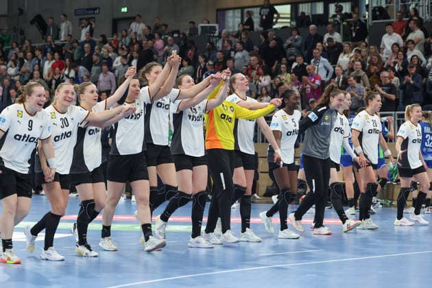 Deutschland - Slowenien, Handball-EM-Qualifikation der Frauen Das deutsche Team bedankt sich beim Publikum. Handball-EM-Qualifikationsspiel der Frauen zwischen Deutschland und Slowenien am 8. März im SNP dome Heidelberg., Heidelberg Baden-Württemberg Deutschland SNP dome