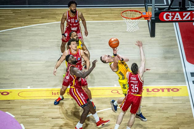 Basketball Berlin 08.03.2026 Saison 2025 2026 EasyCredit BBL 1. Bundesliga Männer, Herren Alba Berlin - Fitness First Würzburg Baskets Justin Bean (Alba Berlin, No.34) Alen Pjanic (Würzburg, No.35)