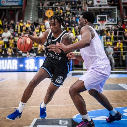 Devon Daniels IV (Veolia Towers Hamburg, 21) vs. Maxwell Dongmo Temoka (MHP RIESEN Ludwigsburg, 39) GER, MHP Riesen Ludwigsburg - Veolia Towers Hamburg, Basketball Bundesliga, easycredit BBL, 23. Spieltag, Spielzeit 2025 2026, 08.03.2026 GER, MHP Riesen Ludwigsburg - Veolia Towers Hamburg, Basketball Bundesliga, easycredit BBL, 23. Spieltag, Spielzeit 2025 2026, 08.03.2026 Ludwigsburg Copyright: xSandyxDinkelackerx EP_SDR