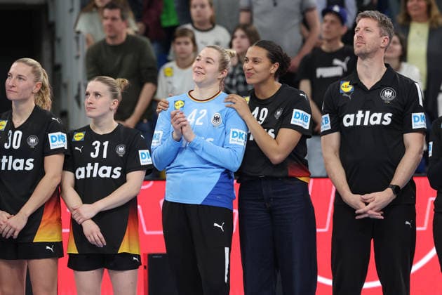Deutschland - Slowenien, Handball-EM-Qualifikation der Frauen Von links: Jenny Behrend (Deutschland, 30), Alexia Hauf (Deutschland, 31), Torhüterin Katharina Filter (Deutschland, 42), Aimee von Pereira (Deutschland, 49) und Bundestrainer Markus Gaugisch (Deutschland). Handball-EM-Qualifikationsspiel der Frauen zwischen Deutschland und Slowenien am 8. März im SNP dome Heidelberg., Heidelberg Baden-Württemberg Deutschland SNP dome