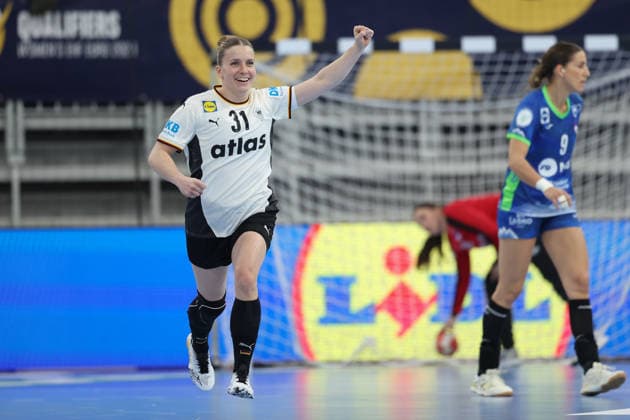 Deutschland - Slowenien, Handball-EM-Qualifikation der Frauen Alexia Hauf (Deutschland, 31) läuft jubelnd in die eigene Hälfte zurück. Handball-EM-Qualifikationsspiel der Frauen zwischen Deutschland und Slowenien am 8. März im SNP dome Heidelberg., Heidelberg Baden-Württemberg Deutschland SNP dome