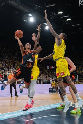 GER, Basketball, easy Credit- BBL, EWE Baskets Oldenburg vs Rasta Vechta 08.03.2026, EWE Arena, Oldenburg, GER, easy Credit-BBL, EWE Baskets Oldenburg vs Rasta Vechta, im Bild Alonzo VERGE JR. ( Rasta Vechta 11 ) Brain FOBBS ( EWE Baskets Oldenburg 4 ) Tibor PLEIß PLEISS ( Rasta Vechta 22 ) Michale KYSER ( EWE Baskets Oldenburg 12 )